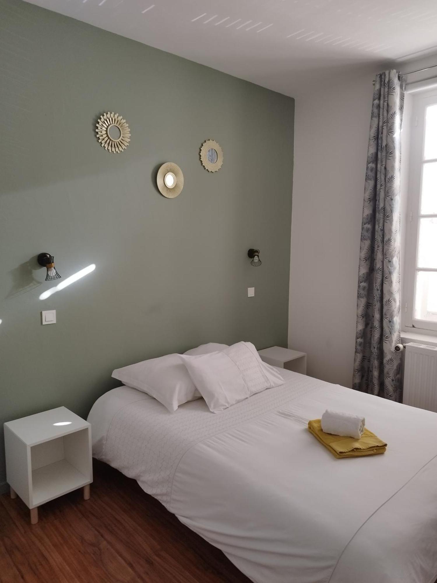 Hotel De La Loube La Roquebrussanne Eksteriør bilde