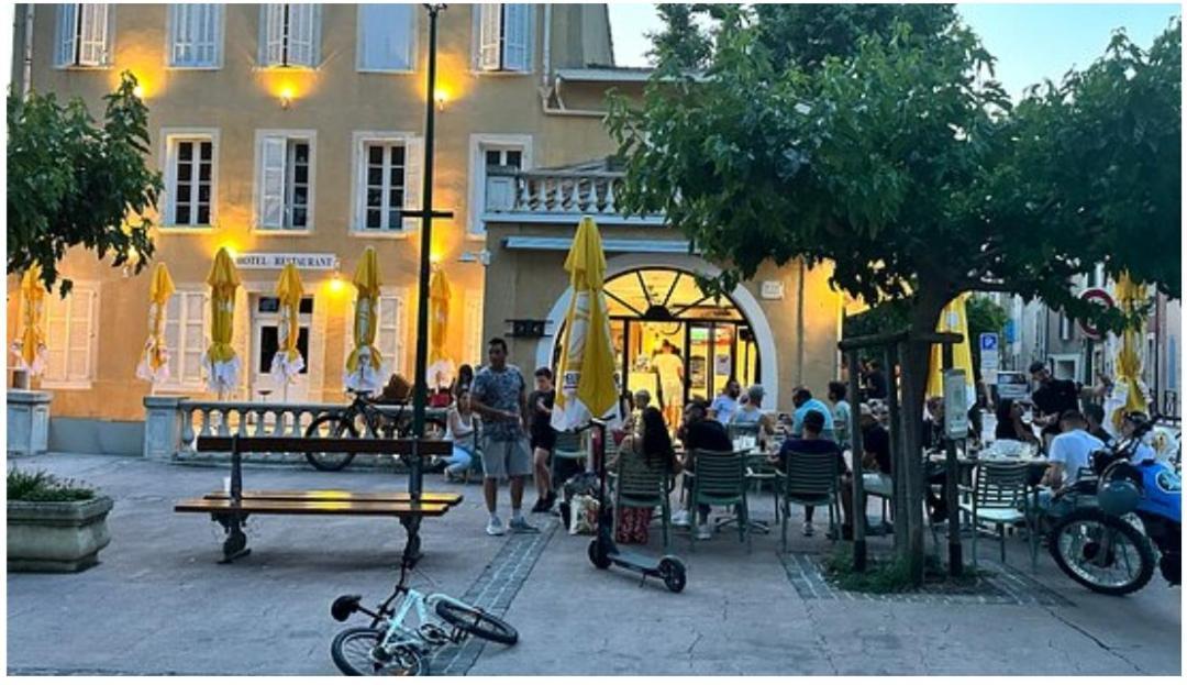 Hotel De La Loube La Roquebrussanne Eksteriør bilde